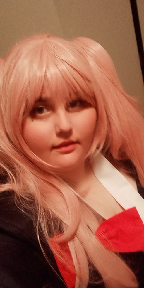 suffering_hero's tweet photo. ( OOC )

since I haven't posted in awhile, been taking a break from Twitter. Here is a #munday photo 💕 just got this cosplay waiting for hair clips to come into the mail 

#cosplay #plussized #danganronpa #Junko https://t.co/GzAl7TtBs4