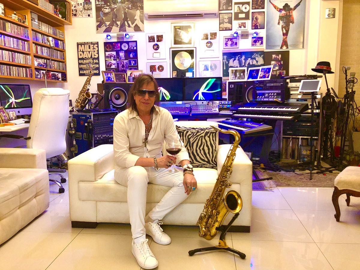 BetoSaroldi's tweet photo. Vem especial direto do Japão, na FKM Web Radio!

#siga @BetoSaroldi nas #RedesSociales #YouTube &amp; #Spotify 🎷🇮🇹🇧🇷

#BetoSaroldi 🎷⚡️✨

#especial #radio #web #webradio #japão #Japan #Musica #release #newsong #Eagles #ClassicRock #followme #photooftheday #saxophone #look https://t.co/1tVtxMKNZS