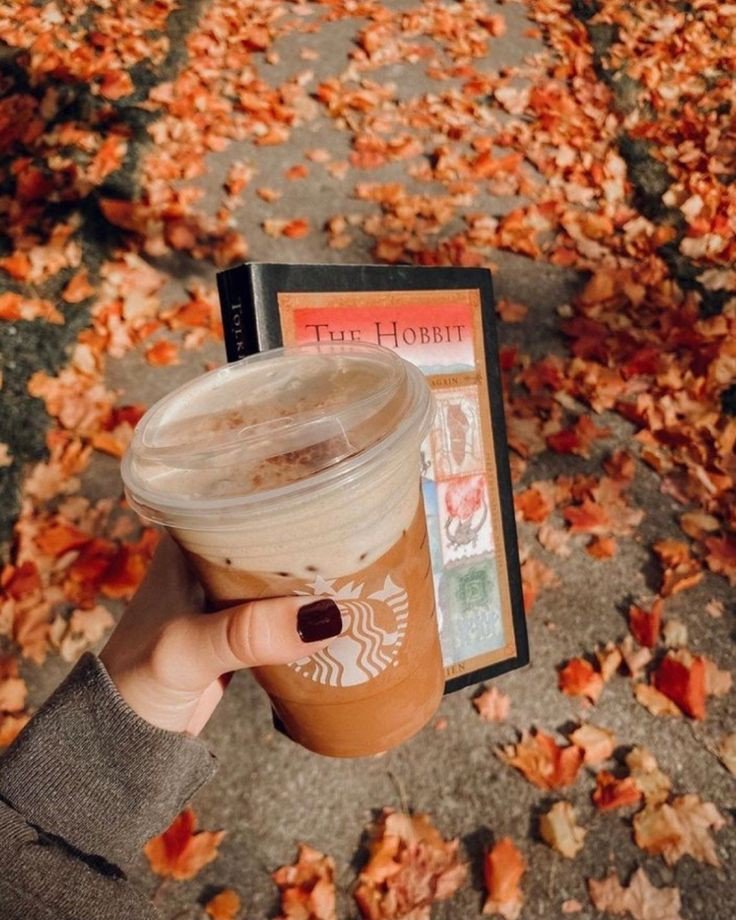 —La joven sale de casa por la tarde, se dirige a una cafetería por una bebida, y después camina hasta la alameda de la villa para dar un paseo y disfrutar de la vista que el clima les estaba regalando ahora. Y al cabo de un rato se sienta en una banca para leer.—