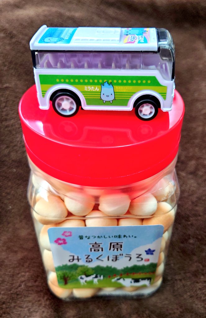 naocha0891's tweet photo. お土産に初クイーンニーナ🍇と
ミラたんバス🚌にめっちゃ大好きなお菓子を購入🤭

目的の1つでもあった
TABI TABI さん(@_tabi_tabi)の
缶バッジとステッカーも購入させて
いただきました😳 https://t.co/OhwiTwohFz