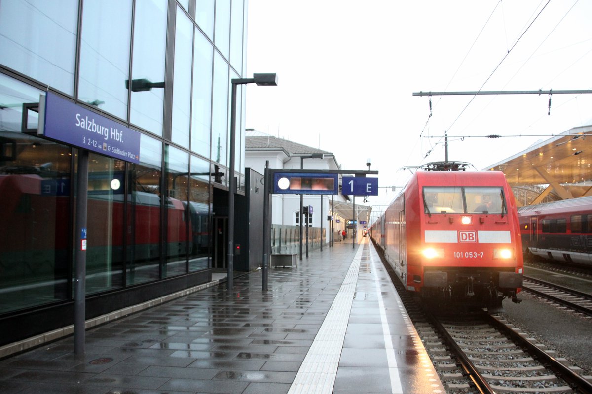RailwayToby's tweet photo. One for the #DB #GermanRailways #deutschebahn fans: DB Class 101.053 at Salzburg, Austria, on the #Nightjet from Milan to Munich. 4/9/2018. I think this was my first photo a German loco! 😍 https://t.co/rBcW0Kmazw