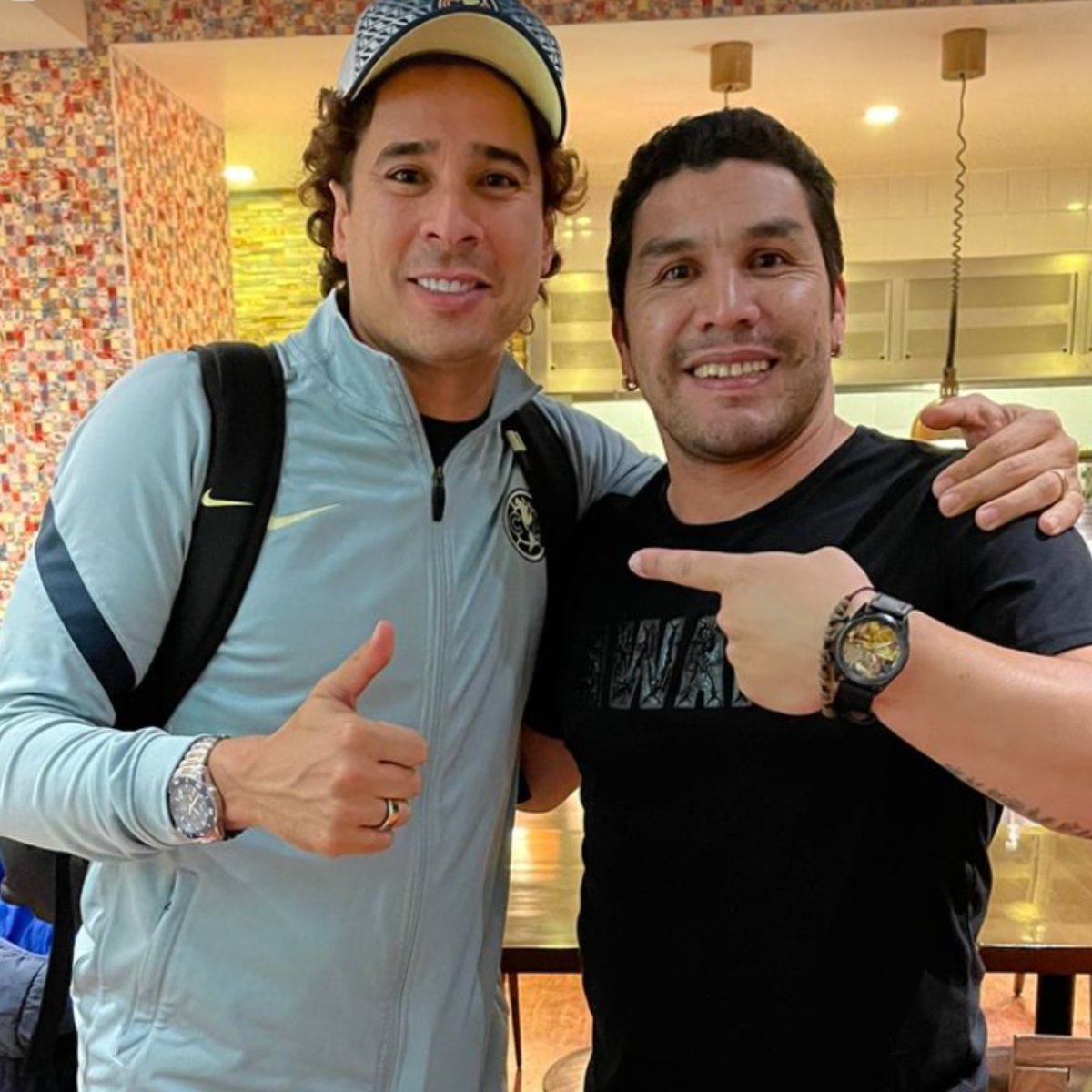 InvictosSomos's tweet photo. Los más jóvenes no lo recordarán, pero hubo una época en la que ELLOS eran todo el América. Estos monstruos sostuvieron al club más grande de México en su momento más jodido e incluso lo pusieron a competir internacionalmente. Por siempre en la historia de Las Águilas. LEYENDAS. https://t.co/7zwZ2llanT
