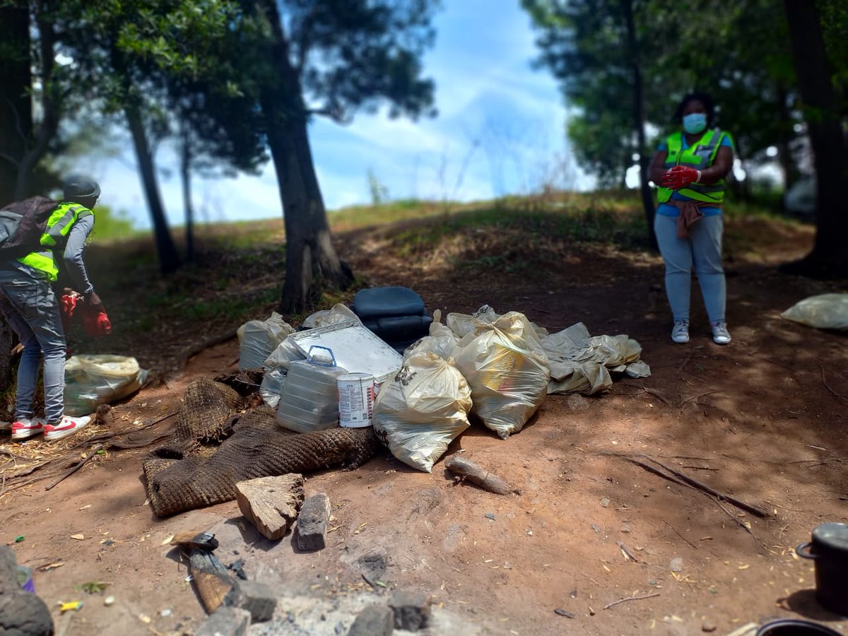 WCCA8's tweet photo. #UmsebenziWETHU at Ward 88 ,With LTM and Let's work. @WCCA8 @CleanerJoburg @CityofJoburgZA https://t.co/DANLq2Fouc