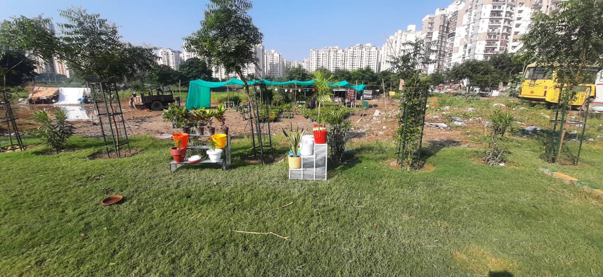 Noida7XTeam's tweet photo. @CeoNoida सेक्टर 76 के पार्क (behind JM Orchid &amp; Skytech) की जगह पर हर हफ़्ते एक नर्सरी खुल रही है. कृपया जाँच करवायें किस अधिकारी की मिलीभगत है? पिछले 5 साल से यहाँ के निवासियों के पास ना पार्क है, ना बच्चों के खेलने की जगह @lalclicks @AdtAmbrish @Satishmahanaup @CPCB_OFFICIAL https://t.co/JPBkhyt9S1