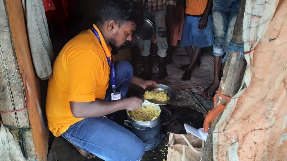 TeamRFIndia's tweet photo. Day 34: #EkNiwalaAur

"We rise by lifting others"

#rajanifoundationindia #TeamRFI #kindness #happiness #bethechange #fooddrive #donatenow #charity #volunteer #helpingothers #helpinghands #socialgood #goodcause https://t.co/0AyQOTPPXh