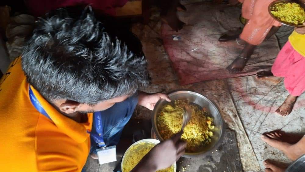 TeamRFIndia's tweet photo. Day 34: #EkNiwalaAur

"We rise by lifting others"

#rajanifoundationindia #TeamRFI #kindness #happiness #bethechange #fooddrive #donatenow #charity #volunteer #helpingothers #helpinghands #socialgood #goodcause https://t.co/0AyQOTPPXh