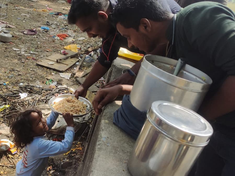 TeamRFIndia's tweet photo. Day 36: #EkNiwalaAur

"There is nothing more beautiful than someone who goes out of their way to make life beautiful for others"

#rajanifoundationindia #TeamRFI #kindness #happiness #bethechange #fooddrive #donatenow #charity #volunteer #helpingothers #helpinghands #socialgood https://t.co/1ynGRdiJmi