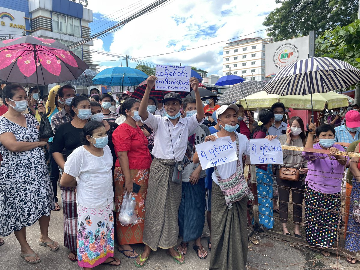 exiter's tweet photo. Family members of detainees and prisoners waiting in front of #Insein prison in #Myanmar on 19 October 2021. #WhatsHappeningInMyanmar https://t.co/MIje70KvZS