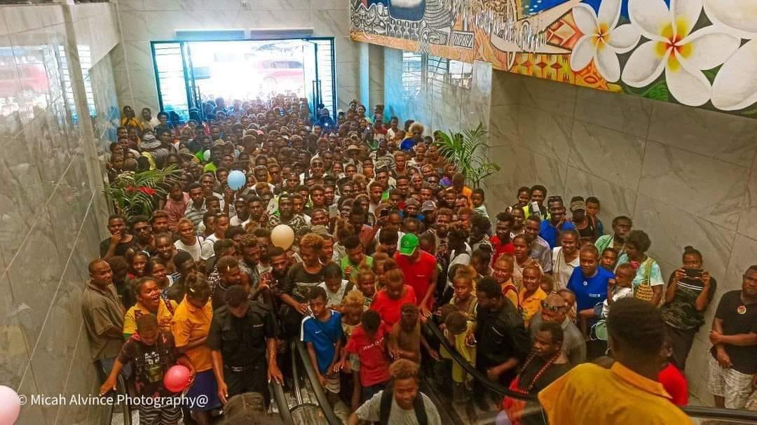This is the quite remarkable moment scores of people in the Solomon Islands experienced the opening of the nation's first ever escalator. 

We spoke with local photographer Micah, who captured the brilliant shot. 

Read more <a href="/YahooNewsAU/">Yahoo News Australia</a> | yhoo.it/3n9ltHg