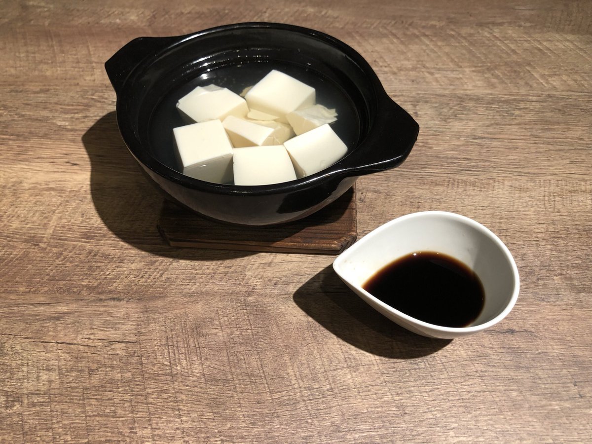 MINORI79718737's tweet photo. 本日は一段と冷えてきましたね
寒い日には体が温まる湯豆腐や京鴨のせいろ蕎麦がおすすめです
また、お酒は熱燗もできますので是非実乃里に足を���んでみてはいかがでしょうか？
 #酒解禁
 #六本木
 #蕎麦
 #六本木MINORI https://t.co/8klCDXqMqd