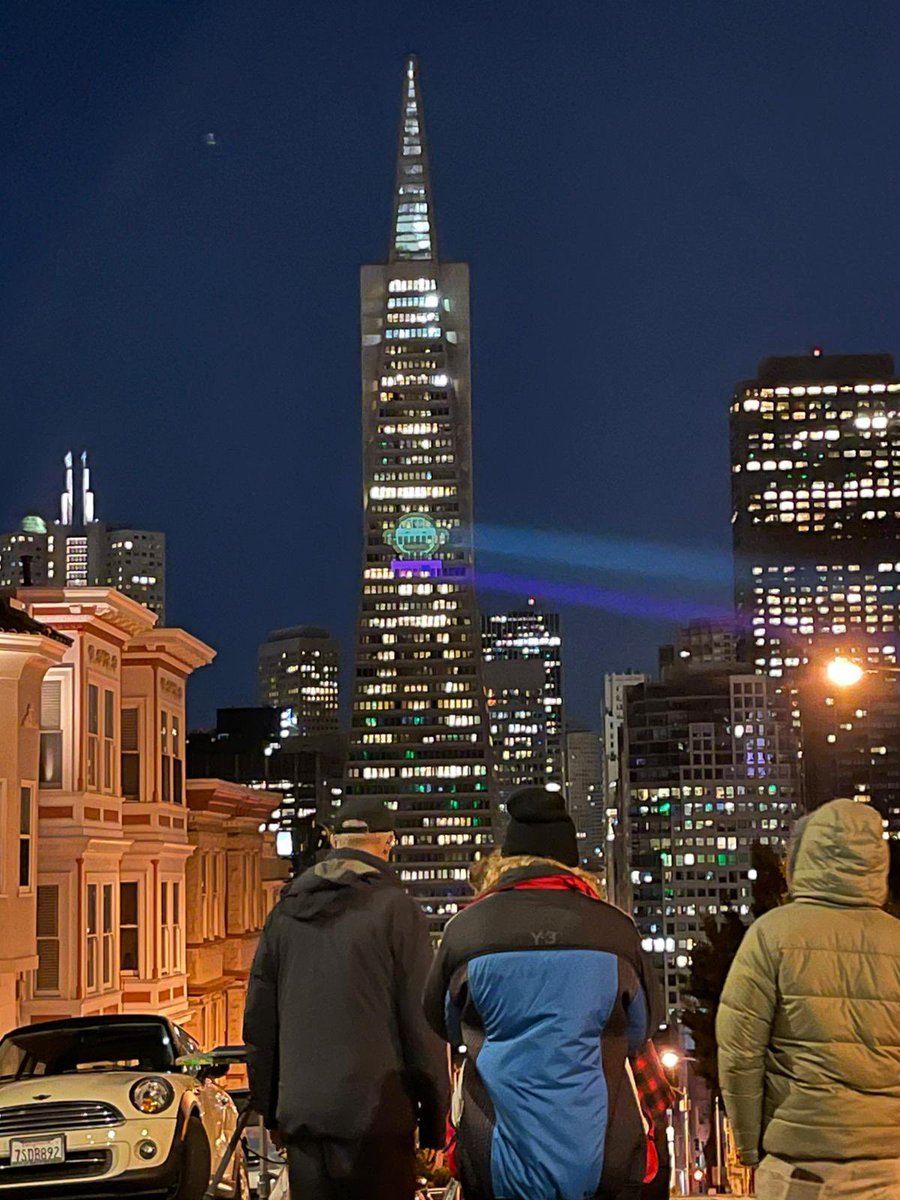 OnChainMonkey's tweet photo. Transamerica @OnChainMonkey takeover!! 🐵 Our incredible team making their magic 🪄 happen across SF to raise awareness of our community which raised funds for @Gigaconnect &amp; will raise for climate activists 🌏 at #COP26! @KiteVC will speak on this today at the @MilkenInstitute! https://t.co/ZjbyUwqGOu