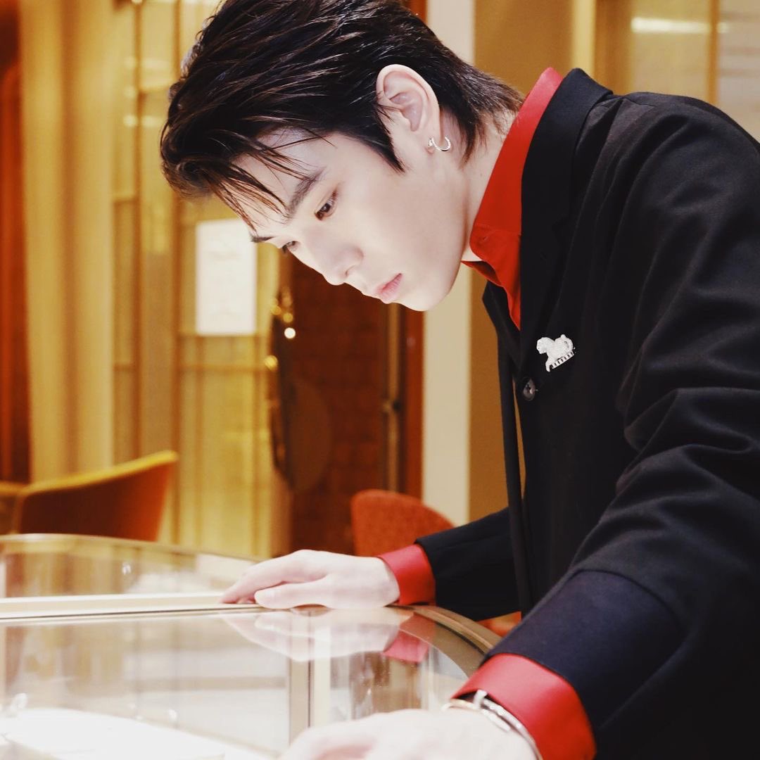 JaylerrFanclub's tweet photo. เจเจและไอซ์เยี่ยมชมคาร์เทียร์ boutique flagship สยามพารากอน จากภาพเจเจน่าจะเพลิดเพลินกับการเลือกสินค้าจริงๆค่ะ🙈

📸 : jaylerr 
#JAYLERR #IcePariss 
#NadaoArtist
#Cartier #CartierThailand https://t.co/U5AuMMlsD5