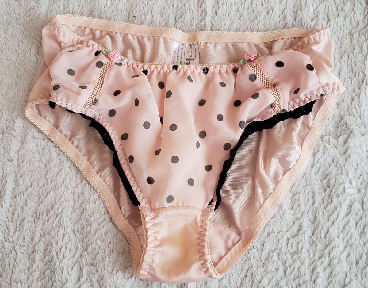 crotch_daisuki's tweet photo. 張り忘れてので、先日の部屋干しパンティを個別で
基本的にクロッチには落ちないシミがうっすらと https://t.co/UlM7MXqCqS