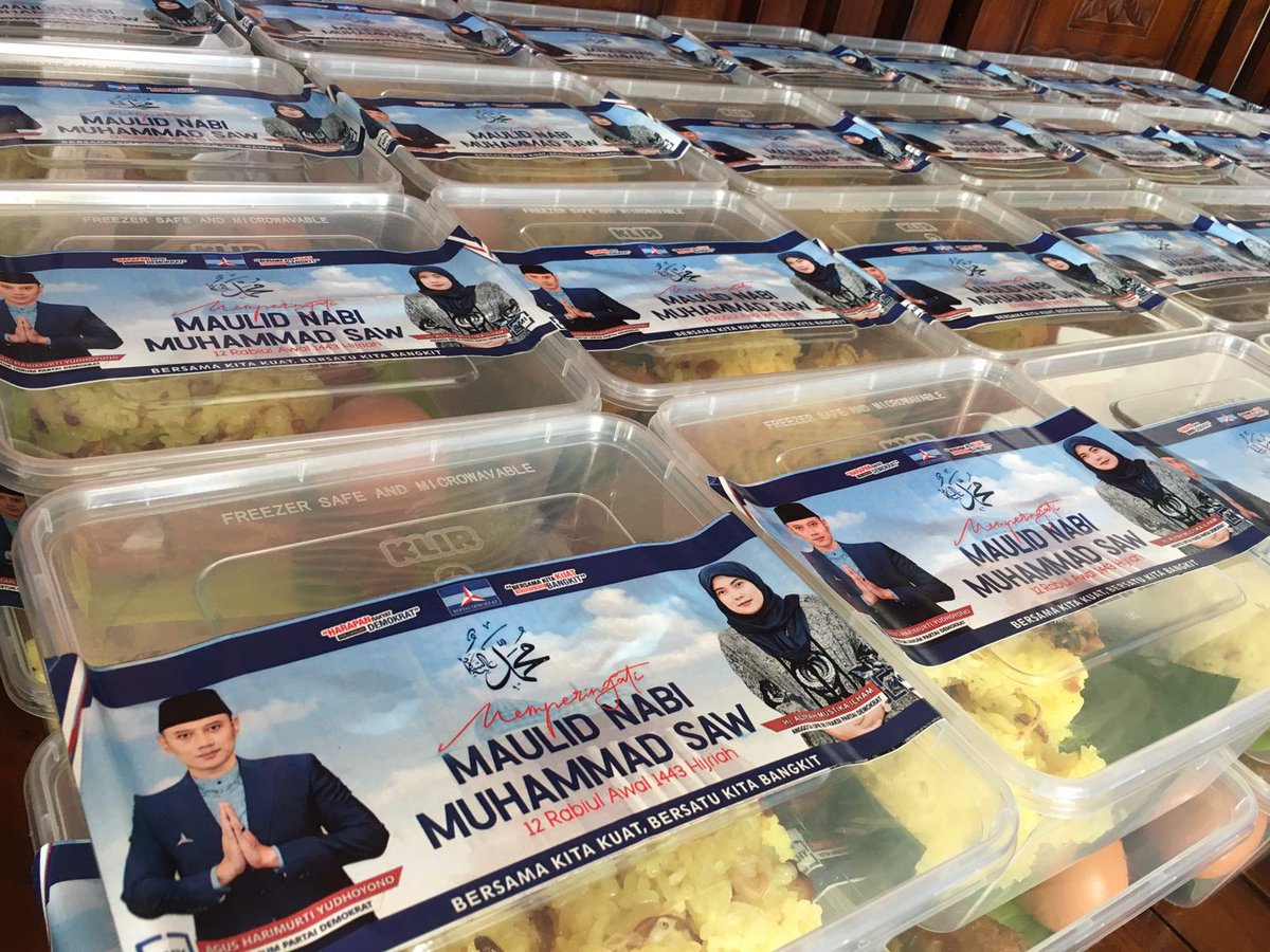 FPD_DPR's tweet photo. Dalam rangka memperingati Maulid Nabi Muhammad SAW, anggota Fraksi @PDemokrat @DPR_RI @aliyahm_ilham berbagi Paket Makanan utk kaum Duafa di Kota Makasar.

Selamat Memperingati Maulid Nabi Muhammad SAW. https://t.co/Elcee2Iqwk