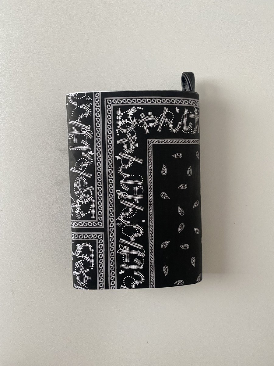 SCIPAPROCK's tweet image. DEV WALL/ 01_10 2020 : 
Bifold wallet on paper print - Bandana pattern print on faux leather.

#lifebehindspr #productdevelopment