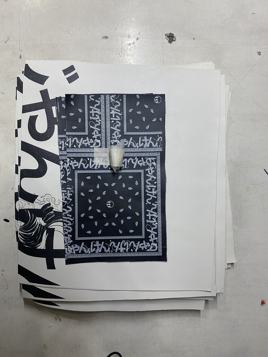 SCIPAPROCK's tweet image. DEV WALL/ 01_10 2020 : 
Bifold wallet on paper print - Bandana pattern print on faux leather.

#lifebehindspr #productdevelopment