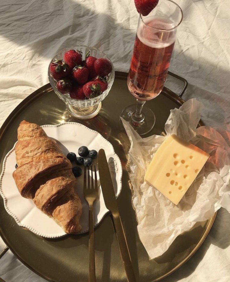 kaitlynscafe's tweet photo. you deserve a croissant today https://t.co/0Ecdb5Kxss