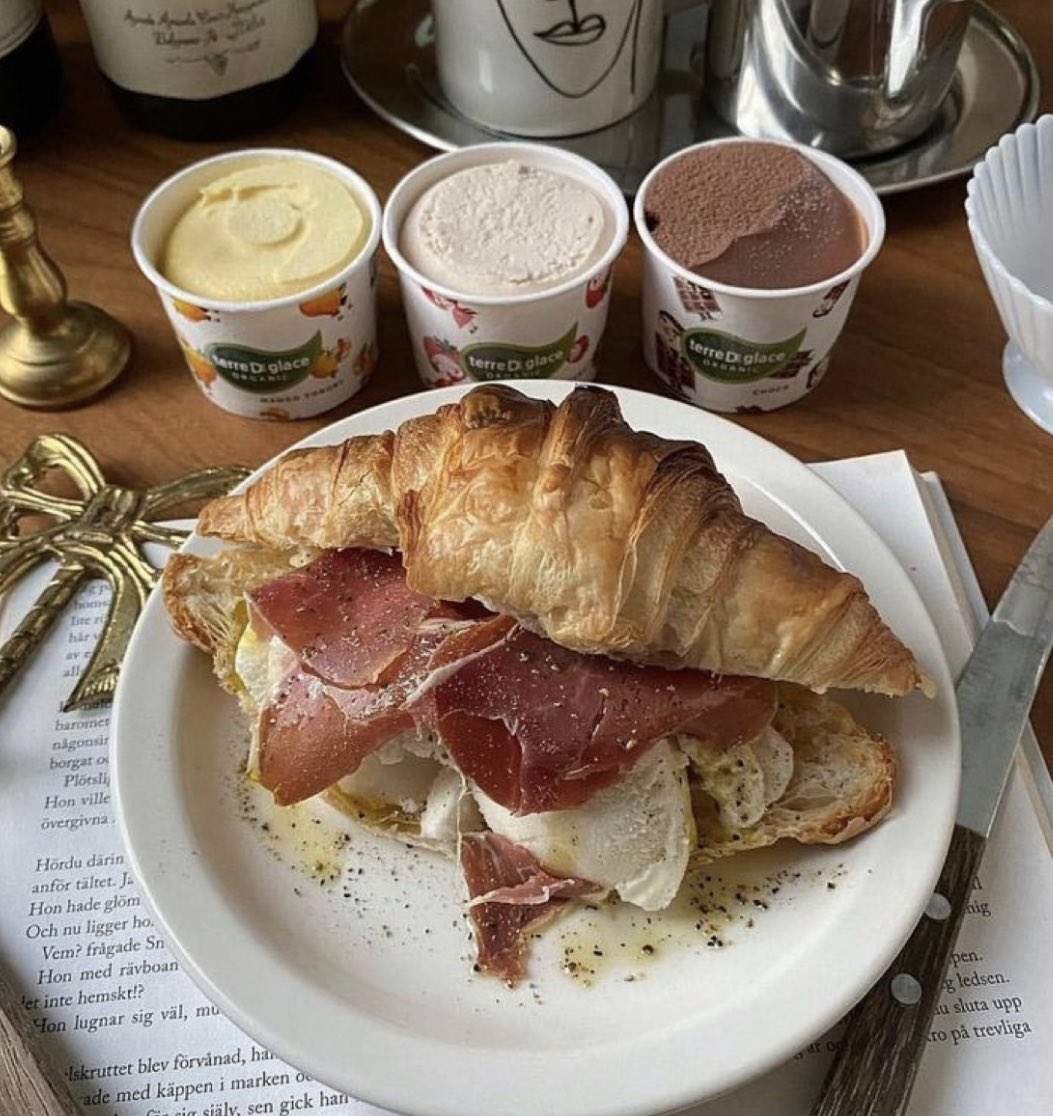 kaitlynscafe's tweet photo. you deserve a croissant today https://t.co/0Ecdb5Kxss