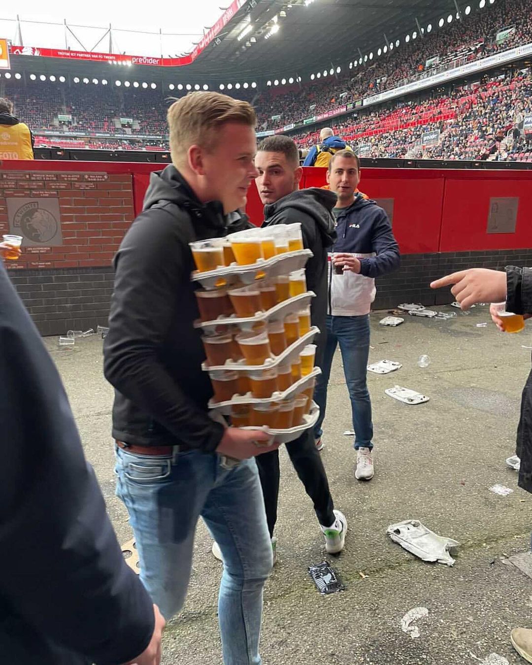 FC Twente-fan die 48 biertjes droeg gaat wereldwijd viral: 'F*cking legend!'