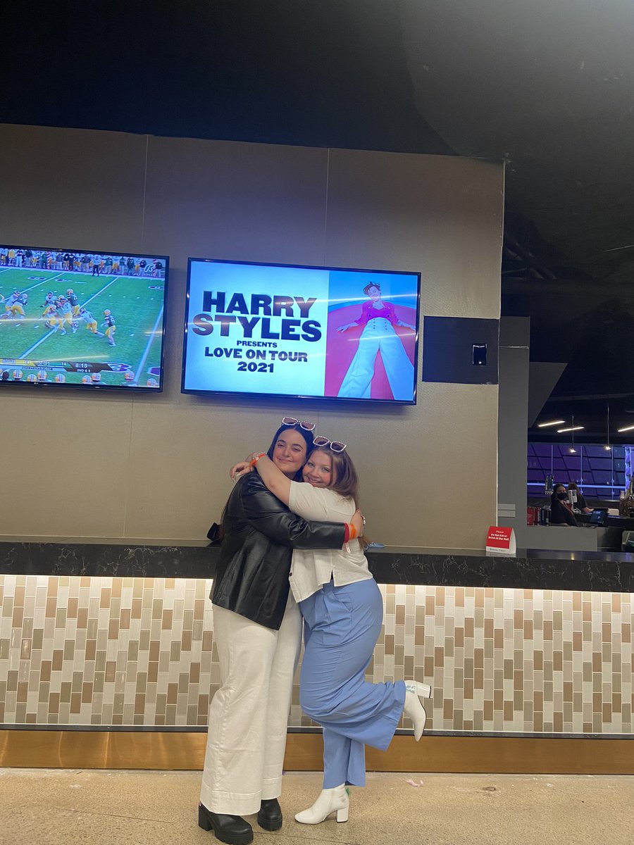 farrarsoph's tweet photo. finally happened.. LOVE ON TOUR 💗🌈🍒 #LoveOnTourCleveland #harriestyles @HLDTour @mullins_livi https://t.co/ZieioLnFmd