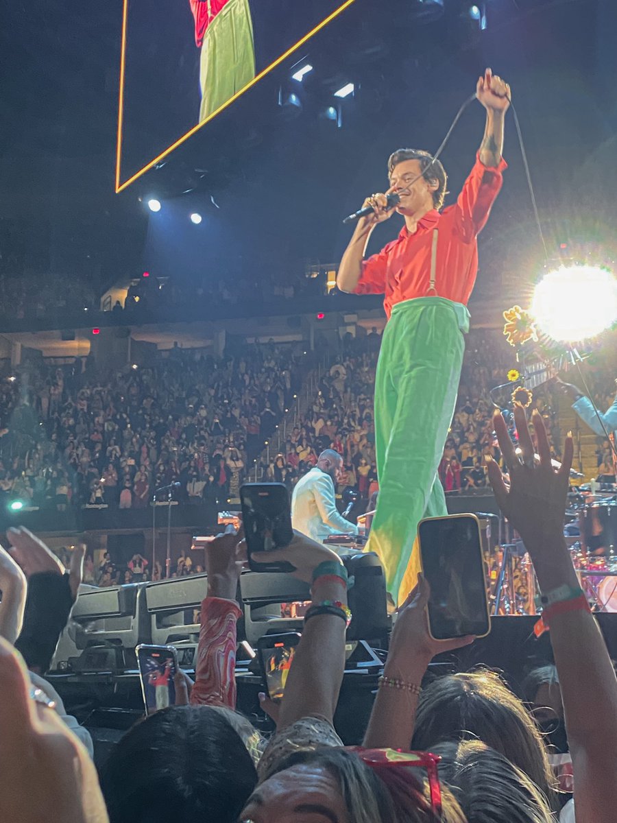 pinkeffarig's tweet photo. unseens of Harry bc I took them tonight at #HSLOTCleveland :) https://t.co/ZiT7SyXnen
