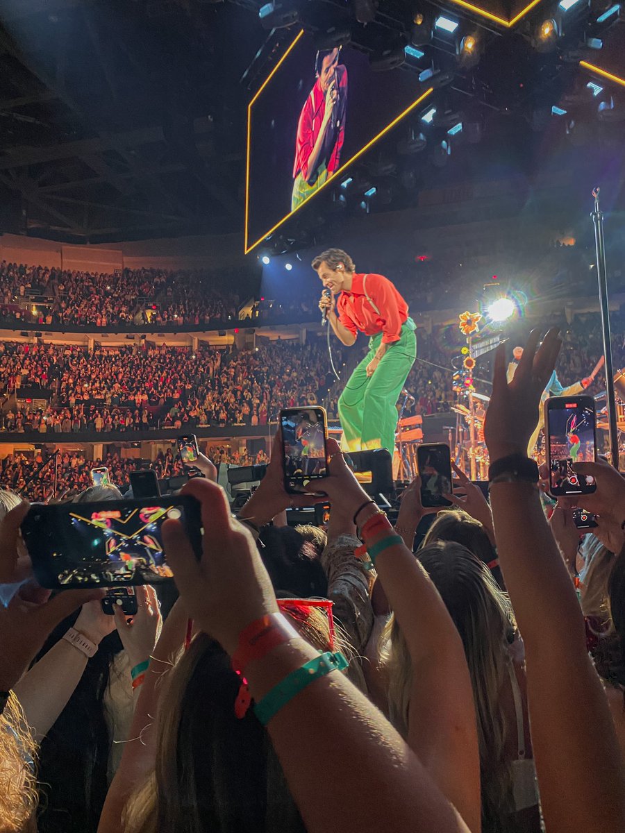 pinkeffarig's tweet photo. unseens of Harry bc I took them tonight at #HSLOTCleveland :) https://t.co/ZiT7SyXnen