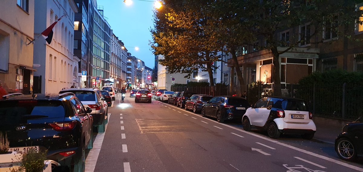 HoMeinF1's tweet photo. @UliMolter @franknagel_de @adfc_ffm @RadentscheidFFM hmmmm... 🤔 Was könnte hier die gewünschte Aufenthaltsqualität stören? Die Parkplätze vielleicht? Man weiß es nicht... https://t.co/aX6ccGfPEE