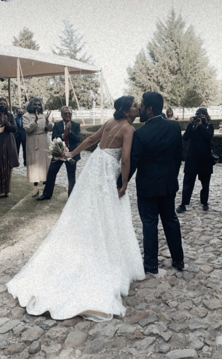 AleValdiviaG's tweet photo. Nuestra boda: MARAVILLOSA de principio a fin 😍😍😍😍
That’s the tweet. @charliemuno https://t.co/wgHREEML6n