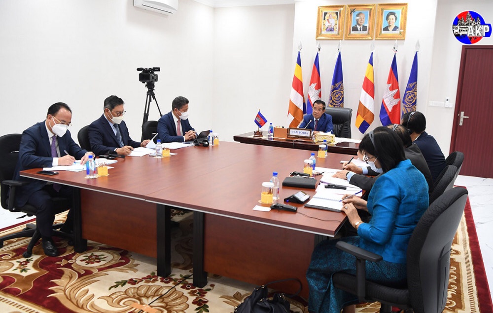 Peace_Palace_KH's tweet photo. Cambodian Prime Minister Samdech Techo @hunsencambodia holds talks with Mr. #TedOsius, President & CEO of the U.S.-ASEAN Business Council, via videoconference this morning https://t.co/30sitxBEAM
