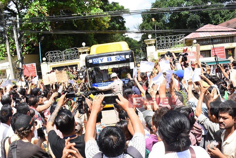 ElevenMyanmar's tweet photo. Photos of political prisoners being released from Insein prison on October 19th around 11 pm.

(2/4) https://t.co/q4SnRoPxy9