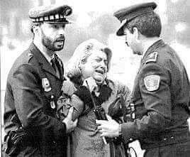 #TalDiaComoHoy de 1993 #ETA asesinó en #Madrid al general  DIONISIO HERRERO, no les bastó con 6 balas lo remataron con una séptima. Su mujer lo presenció todo asomada por la ventana de su domicilio. El soldado conductor resultó gravemente herido. 

Hilo ⤵️