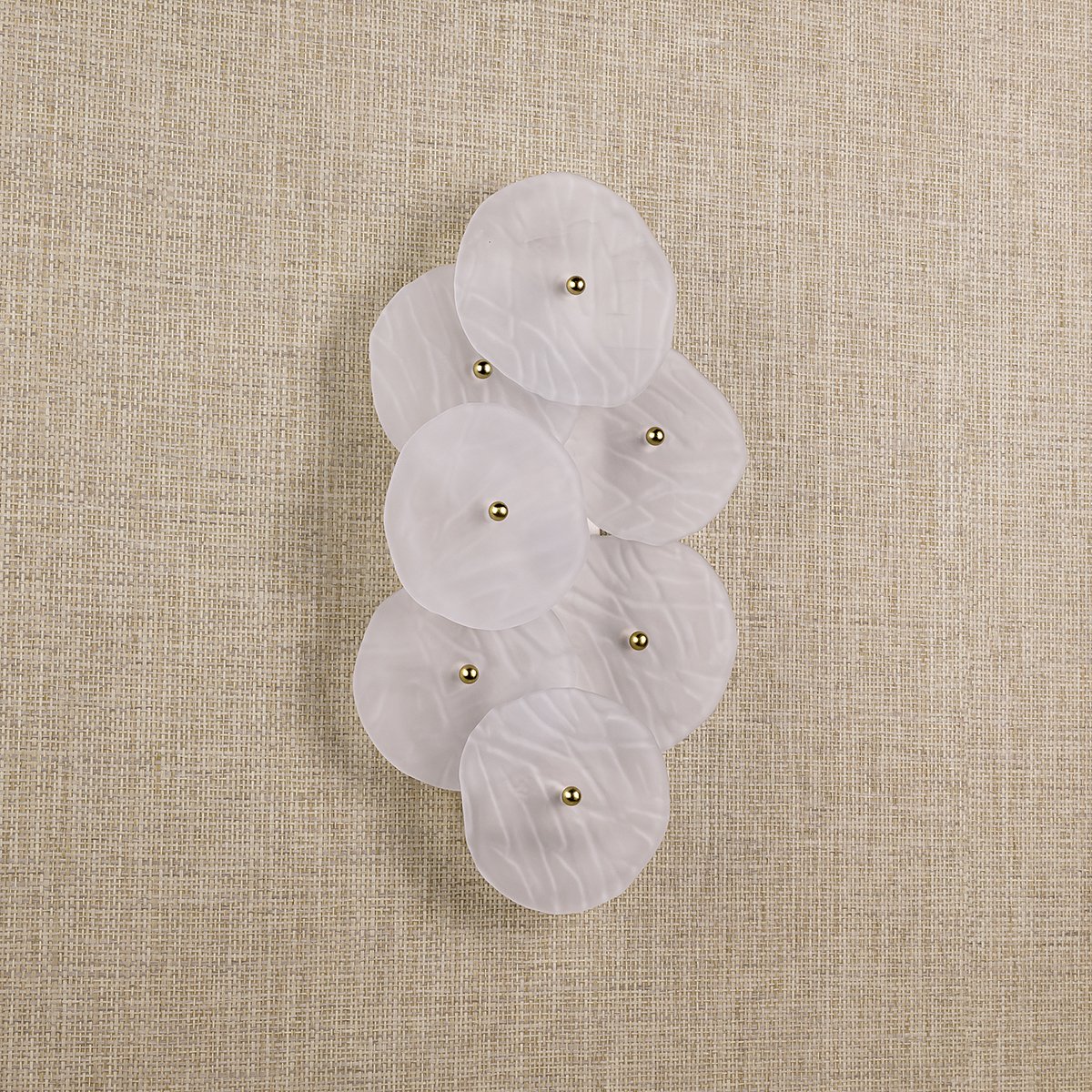 bellafigurauk's tweet photo. RUFFLE - A cluster of backlit plates from our small chandelier offers a petite wall adornment. #bellafiguralighting #luxurylighting #luxuryliving #lightingdesign #interiorlighting #satinglass #muranoglass #moonlightcollection #walllight #ledlighting #new https://t.co/h7Zqr9Duwf