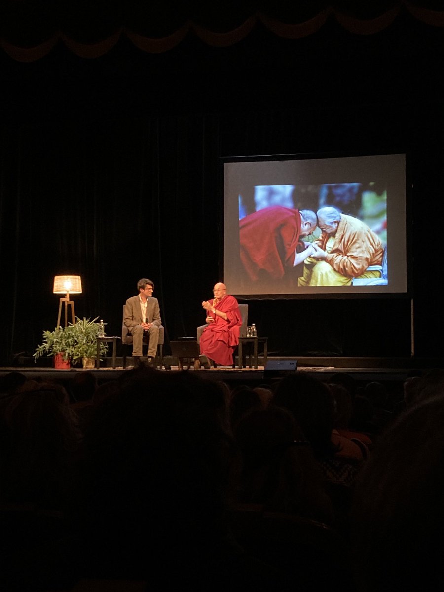 ⁦<a href="/MatthieuRicard/">Matthieu Ricard</a>⁩ nous conte quelques extraits de son « Parcours de vie » (disponible en librairies) Je ressors boostée de cette conférence 🙏🏼 ⁦<a href="/vivianelipskier/">💙💛Viviane Lispkier 💛💙</a>⁩ merci pour ce cadeau 🙏🏼