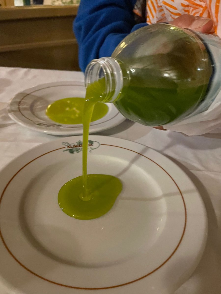 Instead of a generic 'show me your NFT' tweet, let me show you what unfiltered 100% organic Greek olive oil looks like. 

Everyone who owns an Aisthisi NFT will be receiving this in their custom NFT bottles very soon! 🌳🚀

#nft #nftcollector #nftcommunity #oliveoil #evoo