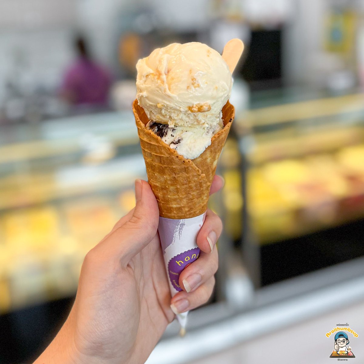 aroithumbsup's tweet photo. บางบัวทองก็มีไอศกรีมโฮมเมทดีๆเหมือนกัน!!! 

นี่ชื่อร้าน Hanu Icecream อยู่เวิ้ง max valu ซอยวัดลาดปลาดุก คือมีหลายรสมากๆ ร้านทำเองทั้งหมด ตั้งแต่รสนมๆ ซอร์เบ ยันรสแอลกอฮอล์ต่างๆ🥺 นี่กินรสมาตราฐาน Cookies &amp; Cream และ Caramel Biscuit หอมนม ดีงามในราคาสกูปละ 5-60 บาท @aroii https://t.co/ESi7o1TBnV