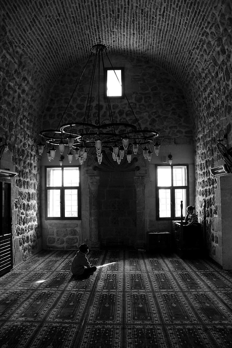 Mardin/ 2015 /Sıtraziye medresesi
Anneme kalsa Faris haklıydı,
insan okunan her duada yasin,
yaşanan her yaşta Mem olmalıydı.
Metin Kaygalak
#streetphotography #Mardin #streetphotographer #fotografia #humanphotography