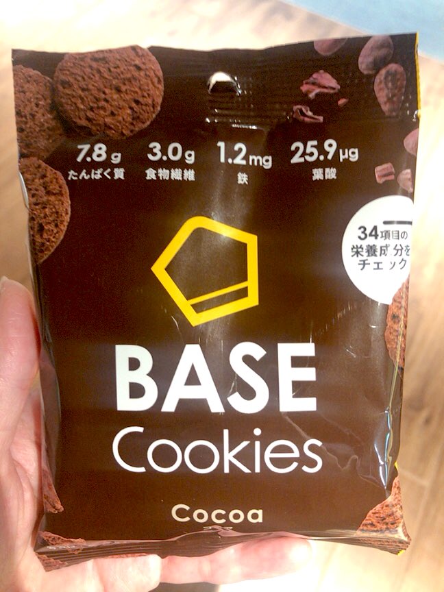 ヒロタニユキコ 本日のおやつは 実家の壁味 と人気の思想クッキーです ずっと気になってたお菓子です こういう栄養沢山入れて美味しくしようと頑張ったけどダメでしたみたいな食べ物好き おやつタイム楽しみだな ベースフード ベースクッキー 砂壁