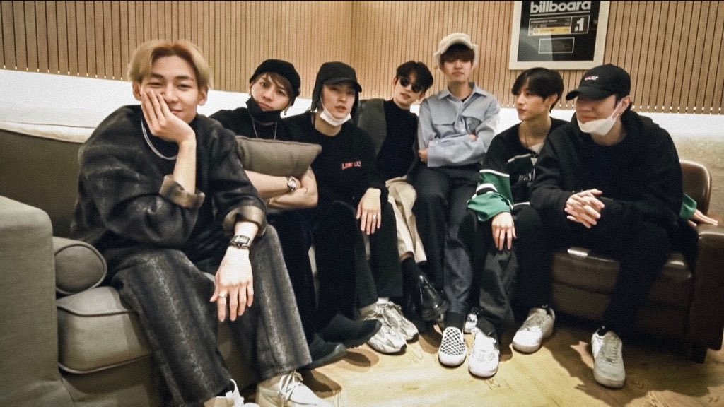 got7lifetime's tweet photo. hello! this is my first time tweeting after 6 months. i suffered from depression for 5 months. went through counseling and now i feel better. i just want to share that these boys helped me without even knowing it. their song 'encore' is my therapeutic song. 💚

@GOT7Official https://t.co/XjCKGLgddw