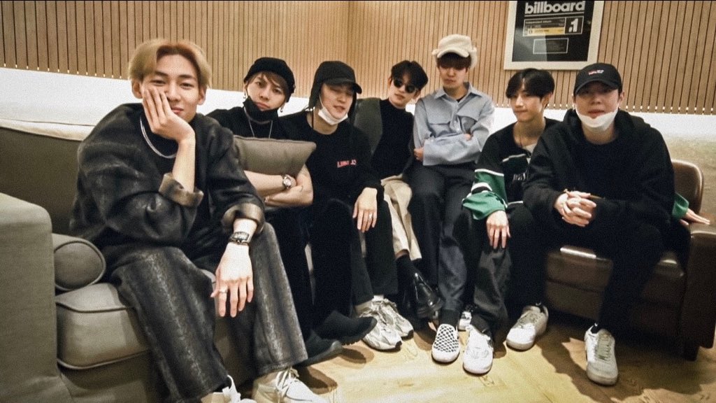 got7lifetime's tweet photo. hello! this is my first time tweeting after 6 months. i suffered from depression for 5 months. went through counseling and now i feel better. i just want to share that these boys helped me without even knowing it. their song 'encore' is my therapeutic song. 💚

@GOT7Official https://t.co/XjCKGLgddw