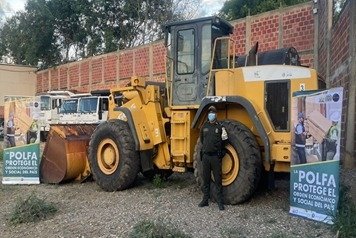 NorteSeguro2018's tweet photo. En la #RedomaCárcelModelo la @PoliciaAduanera con @PoliciaCucuta aprehendieron un #Bulldozer de procedencia #extranjera avaluado en 400millones, presentan documentación que no acredita su legal introducción al territorio nacional @TachirActiva @notitachirenses @LaPrensaTachira https://t.co/FTV2VRoz3k