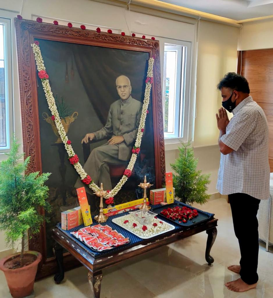 arjunranga's tweet photo. Today is a day to honour our beloved Founder Shri N Ranga Rao for his exceptional dedication, drive and noble vision.
#FoundersDay #NRGroup #NRangaRaoandSons #19thOct #CYCLEdotIN https://t.co/rbYBWk3oyo