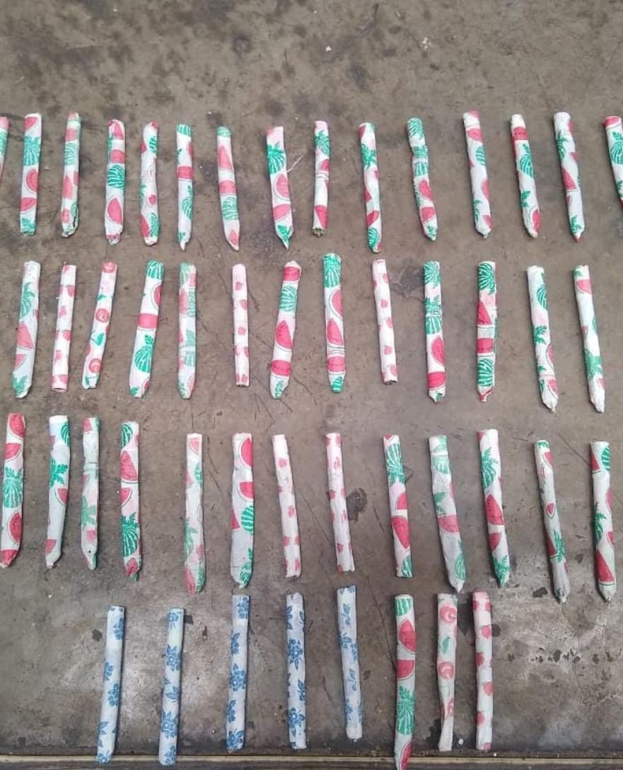 NorteSeguro2018's tweet photo. Patrullas de #MicroCuadrantes de la #FuerzaDisponible @PoliciaCucuta capturó un ciudadano #Venezolano de 29 años en la avenida 6 del barrio #Latino se halló en su poder 2 cajetillas de cigarrillos y una caja de jugo, en su interior 53 #cigarrillos #artesanales de #marihuana. https://t.co/uLVZc8nePn