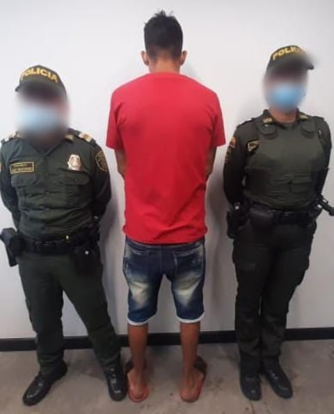 NorteSeguro2018's tweet photo. Patrullas de #MicroCuadrantes de la #FuerzaDisponible @PoliciaCucuta capturó un ciudadano #Venezolano de 29 años en la avenida 6 del barrio #Latino se halló en su poder 2 cajetillas de cigarrillos y una caja de jugo, en su interior 53 #cigarrillos #artesanales de #marihuana. https://t.co/uLVZc8nePn