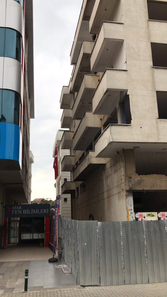 AtakFen's tweet photo. @ibbBeyazmasa kurs girişi yanındaki inşaatta yeterli önlem yok. Daha modern ve etkili önlemler alınmalı. Öğrencilerimiz risk altında. https://t.co/LdSUm9LNBw