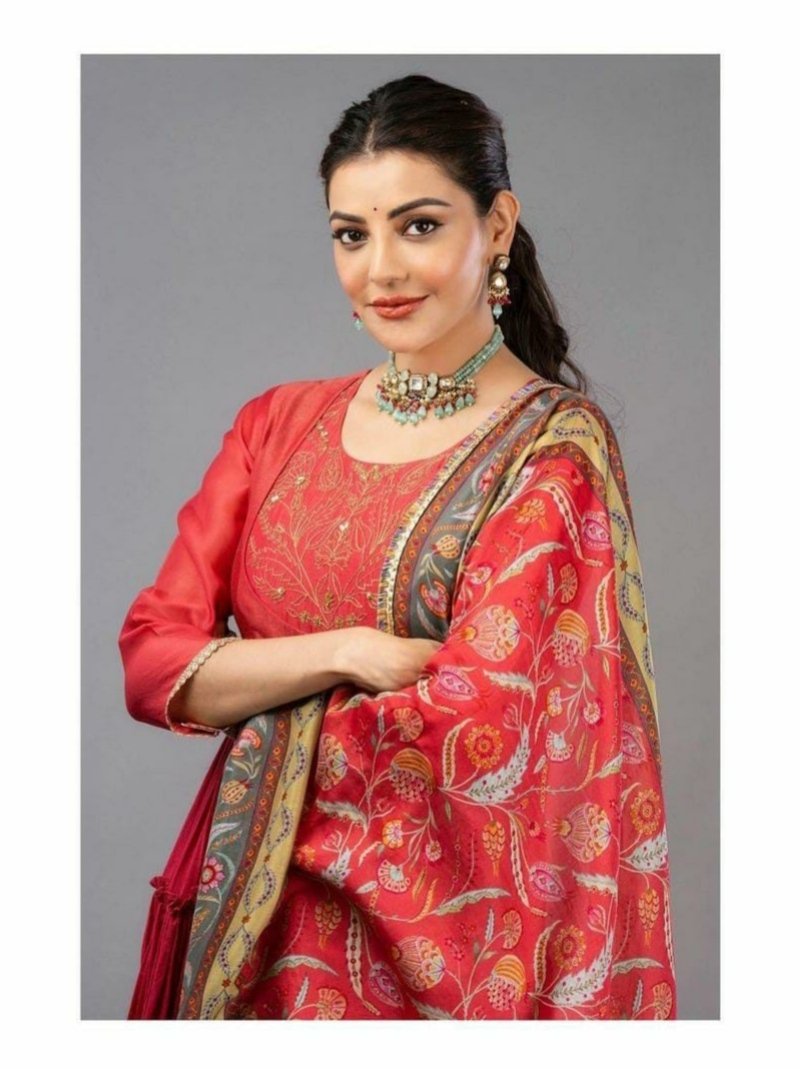 ottfmd's tweet photo. #KajalAggarwal make our heads turn in these gorgeous saree! 

@MsKajalAggarwal

#Acharya https://t.co/5JnG2O4lSp