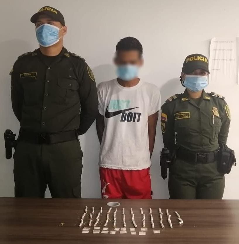 NorteSeguro2018's tweet photo. Patrullas de #MicroCuadrantes de la #FuerzaDisponible @PoliciaCucuta en el barrio #Latino capturó un #Venezolano de 25 años, se le halló 35 #cigarrillos #artesanales de #marihuana y 15 dosis de #base de #coca @TachirActiva @EUtrafico @avnve @notitachirenses https://t.co/MbTAkjHLNN