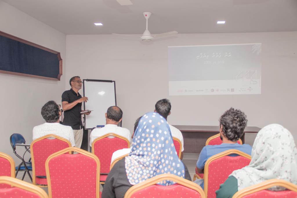 Heartened by amicable welcome from #Kanditheem island in Shaviyani Atoll, in #CommunityLivelihood tour. Short informative workshops on #GuestHouses, #Homestay, home cooking, home productive gardening received well by women's committees students n stakeholders. #MDPtourismForAll.