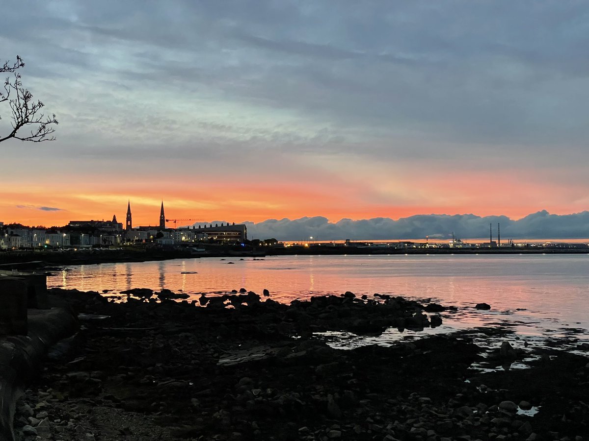 donalcronin's tweet photo. Before the rain - from the beautiful night that was last night #Sandycove #DunLaoghaire #Coliemore #DalkeyIsland https://t.co/lxd89A4iei