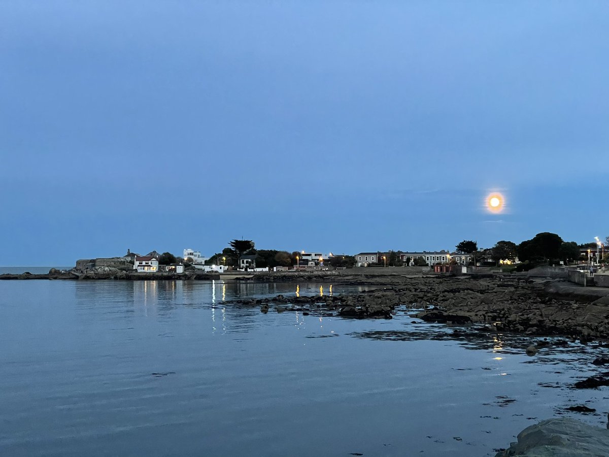 donalcronin's tweet photo. Before the rain - from the beautiful night that was last night #Sandycove #DunLaoghaire #Coliemore #DalkeyIsland https://t.co/lxd89A4iei