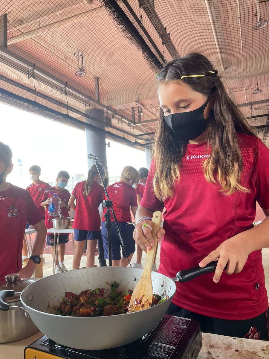 KellettYoude's tweet photo. 7Y enjoying an African cooking workshop! #goweek #compassionweek @PosKellett @KellettSenior https://t.co/wyctt71h9R